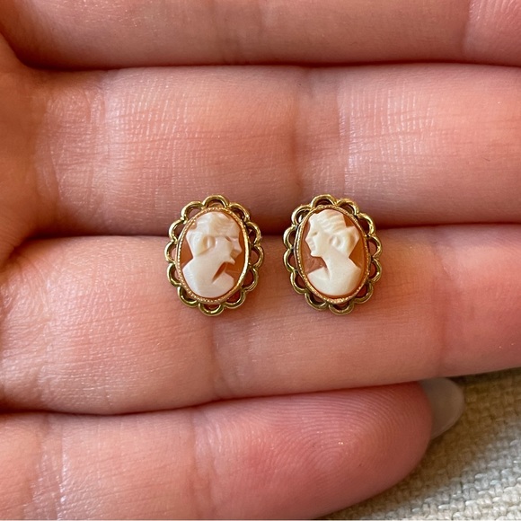 Antique🧡14K🧡Gold Mini Cameo Stud Earrings - Picture 3 of 8